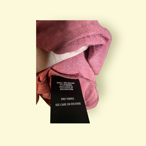 A pretty rose coloured top by Torrid in size 2X - Picture 4 of 7